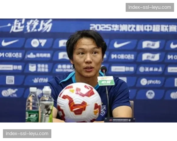 武汉三镇换帅墨西哥名帅莫拉，放弃保级功臣邓卓翔引争议