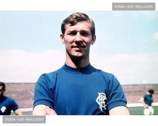 看台上的弗格森与温格并肩观看曼市德比，见证新时代争霸