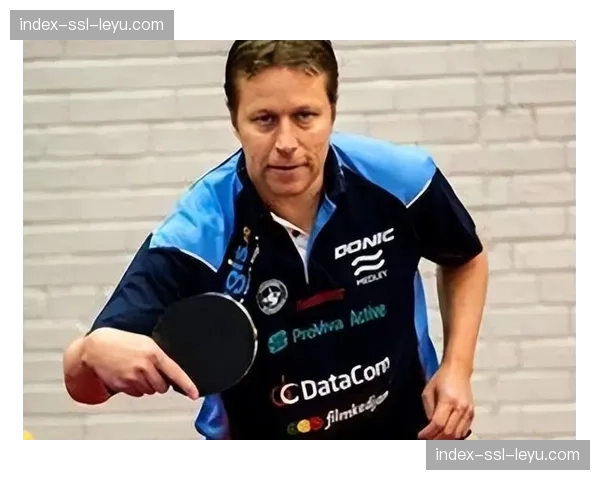 瑞典传奇瓦尔德内尔出席商业活动，推广街头乒乓球